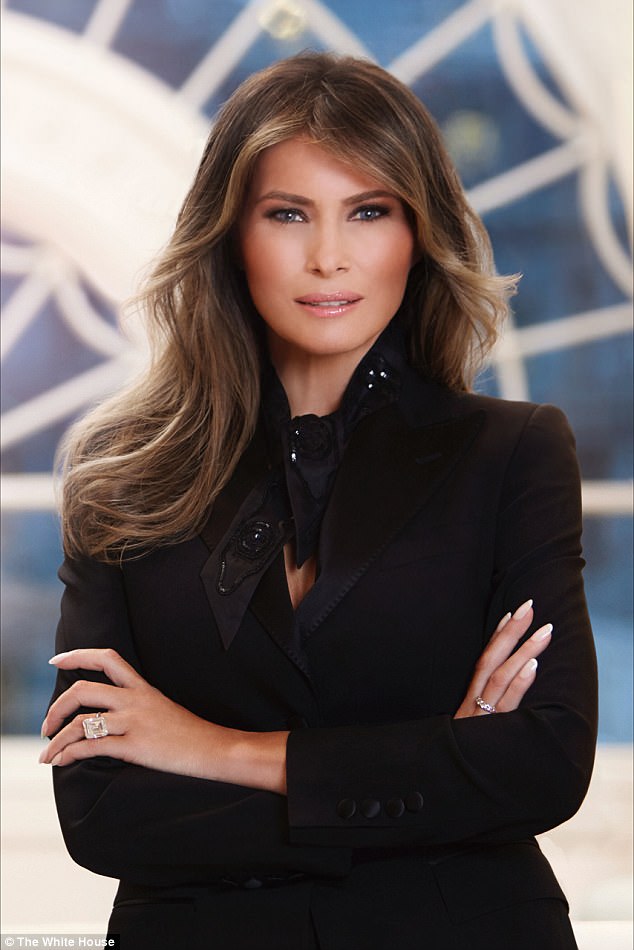 Bà Melania đeo nhẫn 25 carat chụp ảnh chân dung đầu tiên tại Nhà Trắng ảnh 1