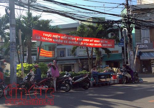 Băng rôn tuyên truyền, biển báo cấm 'thất thủ' với buôn bán, hàng rong ảnh 3