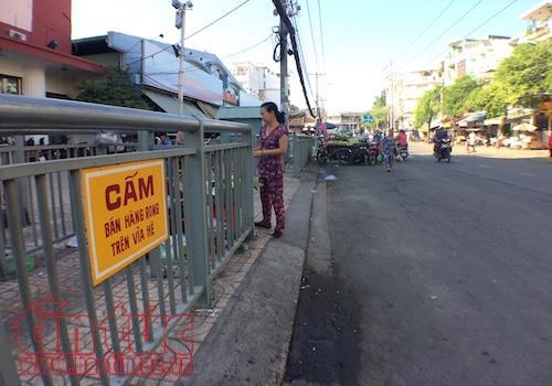 Băng rôn tuyên truyền, biển báo cấm 'thất thủ' với buôn bán, hàng rong ảnh 4