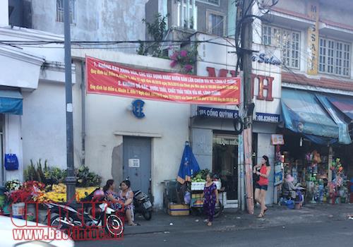 Băng rôn tuyên truyền, biển báo cấm 'thất thủ' với buôn bán, hàng rong ảnh 6