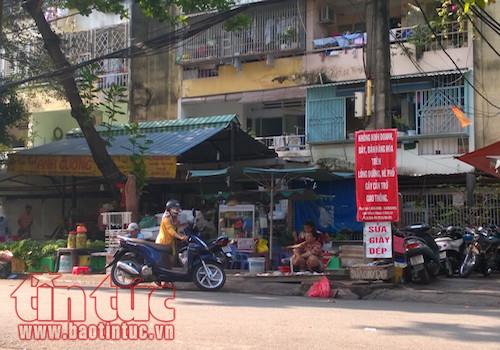 Băng rôn tuyên truyền, biển báo cấm 'thất thủ' với buôn bán, hàng rong ảnh 7