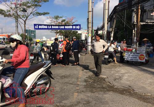 Băng rôn tuyên truyền, biển báo cấm 'thất thủ' với buôn bán, hàng rong ảnh 9
