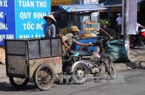 Người thương binh cần mẫn làm sạch dòng kênh bị ô nhiễm ảnh 2
