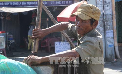 Người thương binh cần mẫn làm sạch dòng kênh bị ô nhiễm ảnh 3