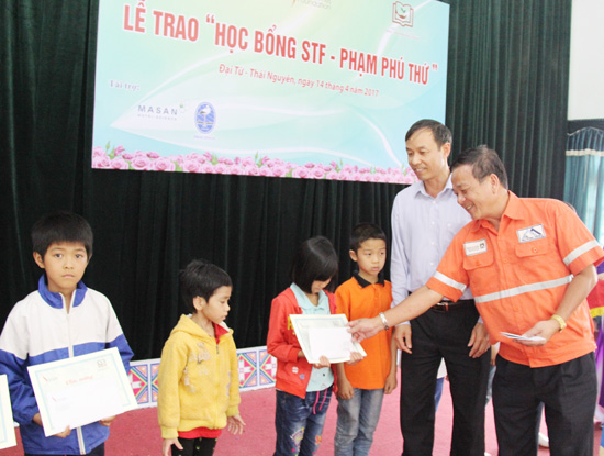 Thái Nguyên: Trao học bổng Phạm Phú Thứ cho học sinh nghèo của huyện Đại Từ ảnh 1