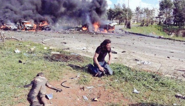 Rúng động cảnh nhiếp ảnh gia bất lực khuỵu gối bên em bé Syria chết vì bom ảnh 1