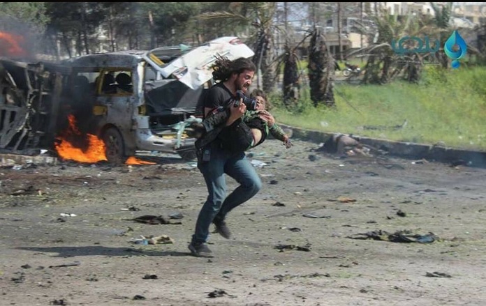 Rúng động cảnh nhiếp ảnh gia bất lực khuỵu gối bên em bé Syria chết vì bom ảnh 2