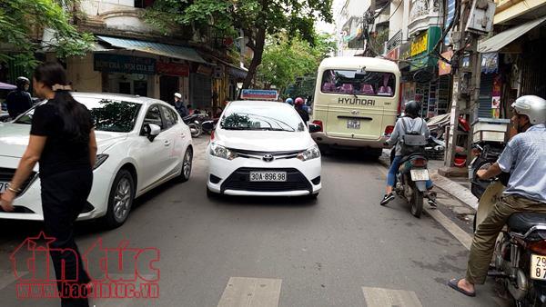 Phố cổ Hà Nội: 'Bát nháo' xe hợp đồng đón trả khách du lịch ảnh 1