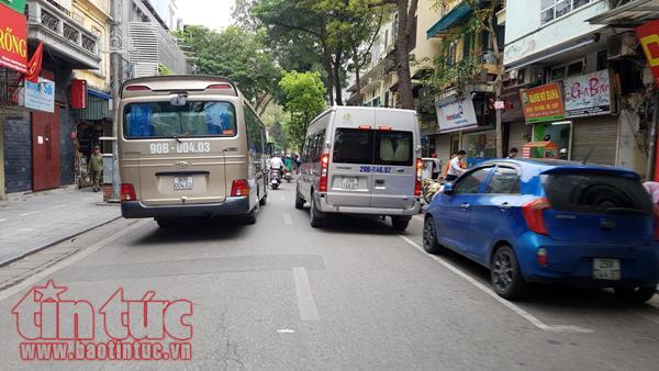 Phố cổ Hà Nội: 'Bát nháo' xe hợp đồng đón trả khách du lịch ảnh 2