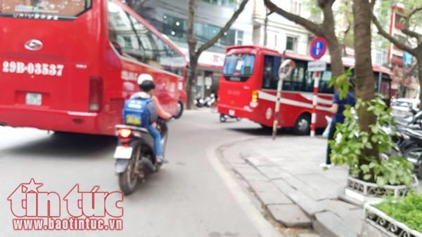 Phố cổ Hà Nội: 'Bát nháo' xe hợp đồng đón trả khách du lịch ảnh 4
