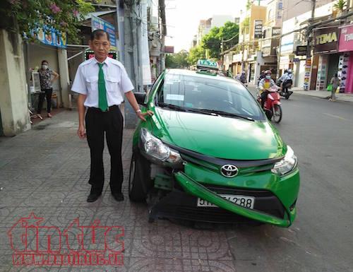 Tài xế taxi tông thẳng xe 'hạ gục' hai tên cướp ảnh 2