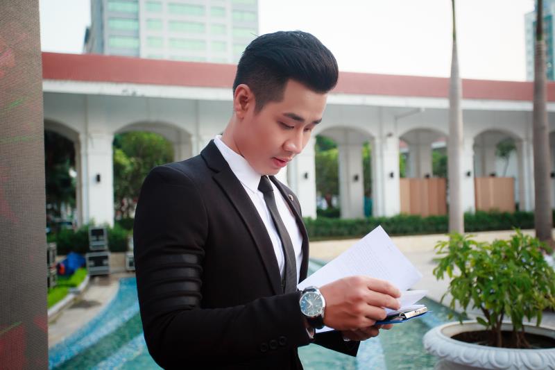 MC Nguyên Khang đặt trang phục ngàn đô cho 'Cống hiến' ảnh 1