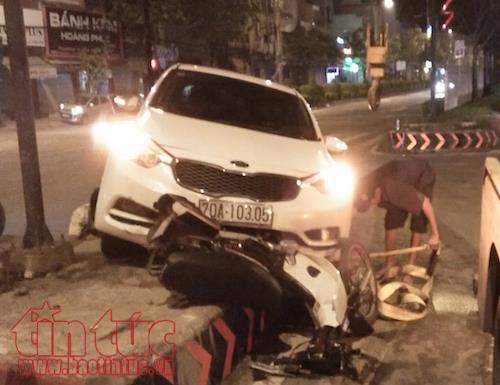Chạy cắt ngang qua đường, xe máy bị ô tô đâm bay lên dải phân cách ảnh 1