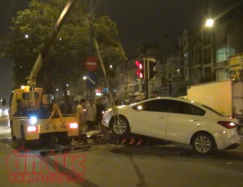 Chạy cắt ngang qua đường, xe máy bị ô tô đâm bay lên dải phân cách ảnh 3