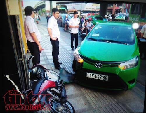 Cảm động tài xế taxi đâm xe hạ gục cướp dùng tiền thưởng mua xe đạp điện cho con gái ảnh 1