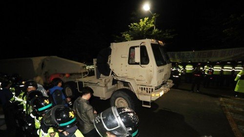THAAD tới vị trí triển khai, dân Hàn Quốc giận dữ kéo tới cản trở ảnh 2