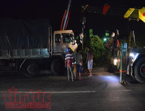 Xe tải mất lái đâm cột đèn, ba ô tô 'dính chùm' ảnh 1