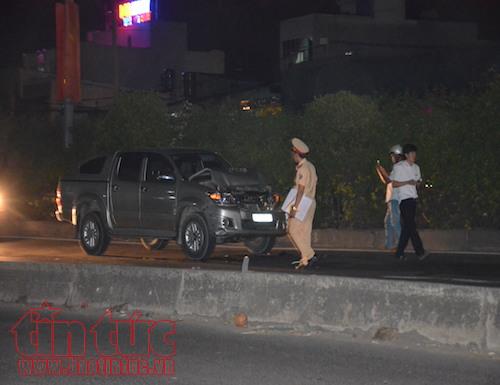 Xe tải mất lái đâm cột đèn, ba ô tô 'dính chùm' ảnh 3