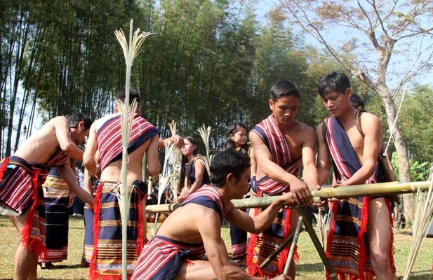 Nghi lễ bắc máng nước của người Xơ Đăng ảnh 1