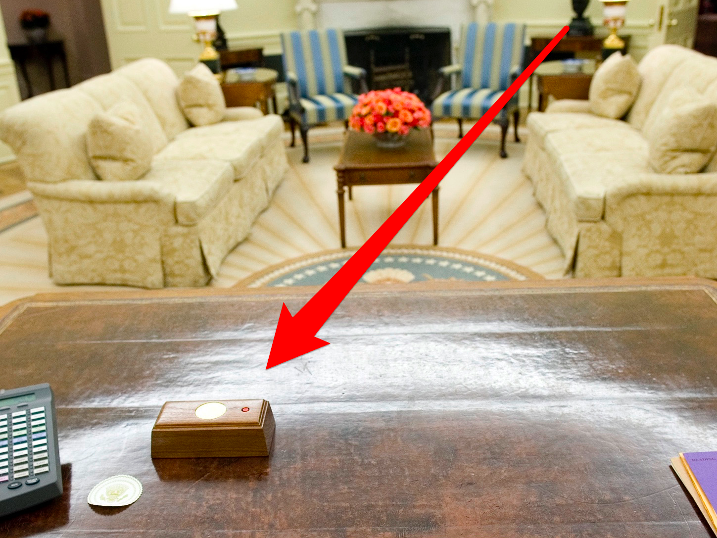 Chiếc nút đỏ bí ẩn trên bàn làm việc của Tổng thống Mỹ Donald Trump ảnh 1