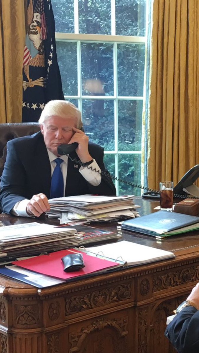 Chiếc nút đỏ bí ẩn trên bàn làm việc của Tổng thống Mỹ Donald Trump ảnh 2