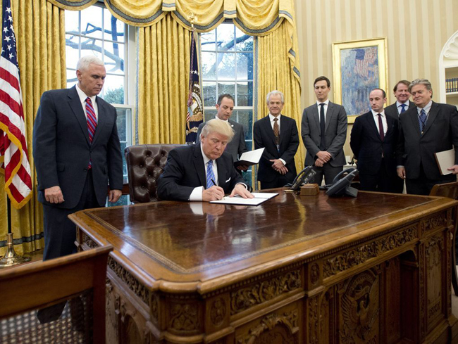 Nhìn lại 100 ngày đầu ông Trump ghi dấu ấn trên cương vị Tổng thống Mỹ ảnh 2