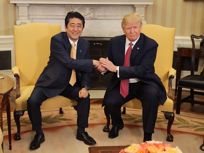 Nhìn lại 100 ngày đầu ông Trump ghi dấu ấn trên cương vị Tổng thống Mỹ ảnh 6