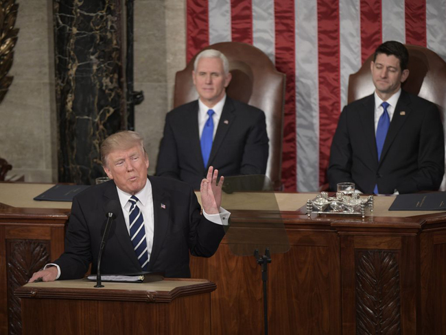 Nhìn lại 100 ngày đầu ông Trump ghi dấu ấn trên cương vị Tổng thống Mỹ ảnh 7