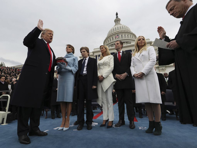 Nhìn lại 100 ngày đầu ông Trump ghi dấu ấn trên cương vị Tổng thống Mỹ ảnh 1
