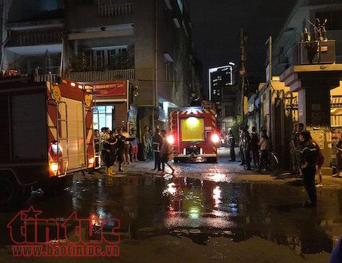 Phát ra tiếng nổ lớn, ba căn nhà cháy rụi trong đêm ảnh 2