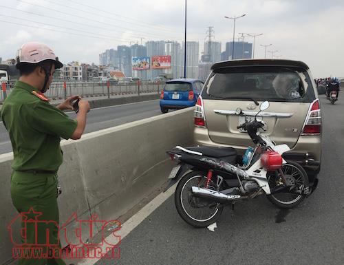 Ô tô đi vào làn xe máy trên cầu Sài Gòn, một phụ nữ nhập viện cấp cứu ảnh 1