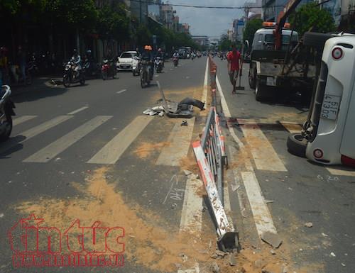 Ô tô mất lái cày nát dải phân cách rồi lật ngang, người dân đập kính cứu tài xế ảnh 1