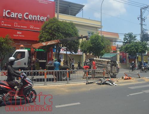 Ô tô mất lái cày nát dải phân cách rồi lật ngang, người dân đập kính cứu tài xế ảnh 2