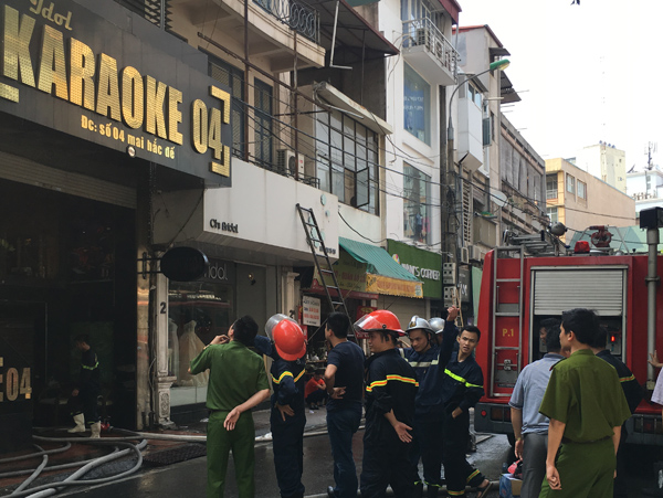 Nhanh chóng dập tắt vụ cháy quán karaoke trên phố Mai Hắc Đế, Hà Nội ảnh 2