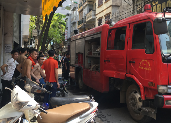 Nhanh chóng dập tắt vụ cháy quán karaoke trên phố Mai Hắc Đế, Hà Nội ảnh 1