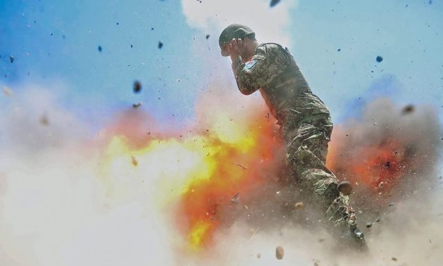 Bức ảnh bi tráng về khoảnh khắc cuối cùng của người lính Afghanistan ảnh 1
