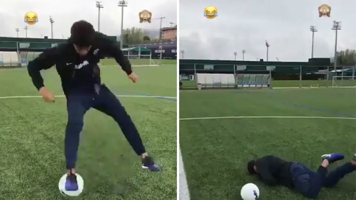 Xem Neymar dẫm trượt bóng ngã sõng soài trên sân ảnh 1
