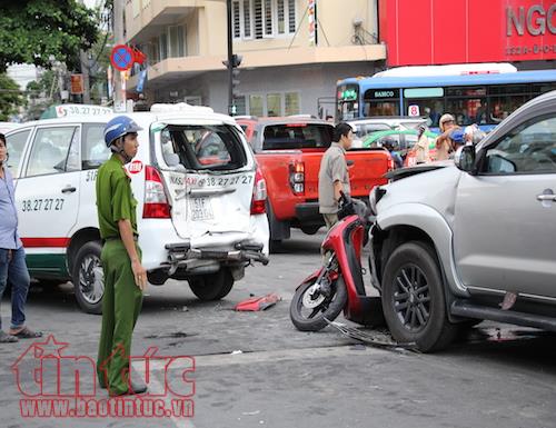 Xe Fortuner đâm bẹp xe SH gây tai nạn liên hoàn cho hai ô tô khác ảnh 1