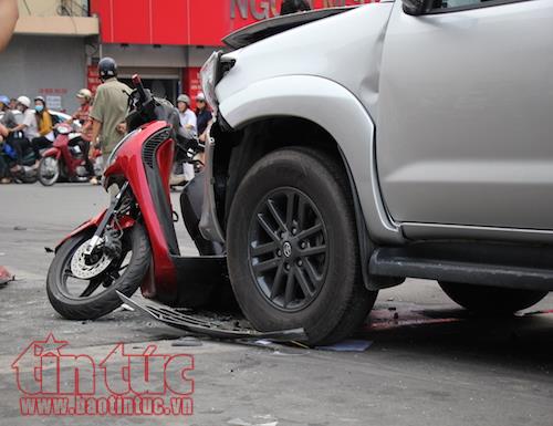 Xe Fortuner đâm bẹp xe SH gây tai nạn liên hoàn cho hai ô tô khác ảnh 2