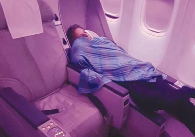 Cơ trưởng ngủ say, giao máy bay chở 300 người cho phi công học việc ảnh 1