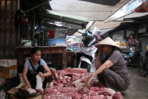 Hải Phòng: Truy bắt 2 đối tượng hắt chất bẩn vào quầy thịt lợn giá rẻ ảnh 1