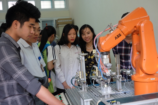 Chuyến trải nghiệm của HS khối 10 trường THPT Thực nghiệm
với Robot đã được Báo Tin tức đưa tin
Chuyến trải nghiệm của HS khối 10 trường THPT Thực nghiệm
với Robot đã được Báo Tin tức đưa tin