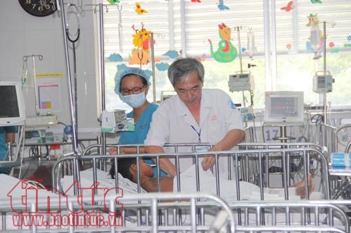 Bé trai bị suy thận cấp... do ngã từ trên cây xuống ảnh 1