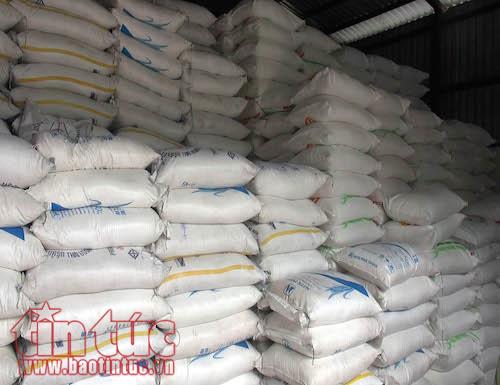 Phát hiện hàng chục tấn đường nhập lậu được nguỵ trang dưới lớp ve chai và rác thải ảnh 1