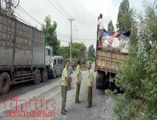 Phát hiện hàng chục tấn đường nhập lậu được nguỵ trang dưới lớp ve chai và rác thải ảnh 2