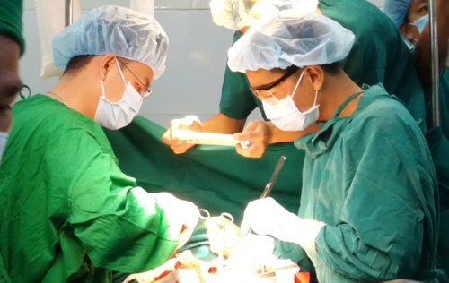 Mở ngực, cưa xương ức để cấp cứu bệnh nhân vỡ tim do tai nạn giao thông ảnh 1