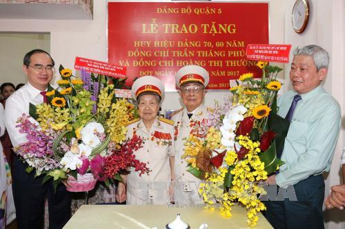 Bí thư Thành ủy Nguyễn Thiện Nhân trao Huy hiệu cho Đảng viên lão thành ảnh 1