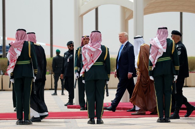 Những hình ảnh nồng ấm Quốc vương Saudi Arabia chào đón Tổng thống Donald Trump ảnh 4
