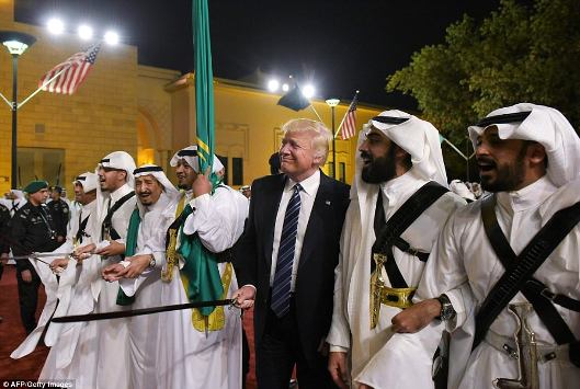 Thăm Saudi Arabia, Tổng thống Trump múa gươm tại Điện Murabba ảnh 1