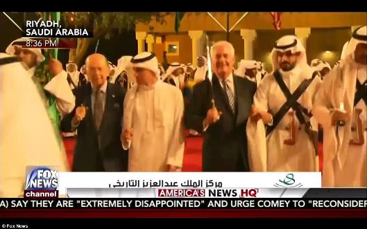 Thăm Saudi Arabia, Tổng thống Trump múa gươm tại Điện Murabba ảnh 2